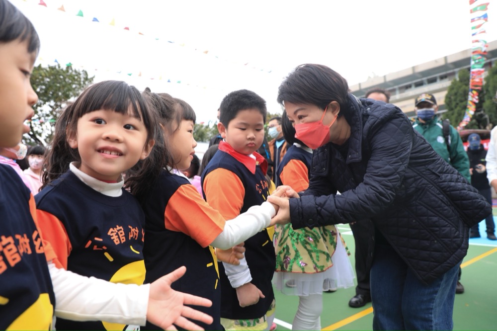 貴賓與學生於校園活動中親切互動